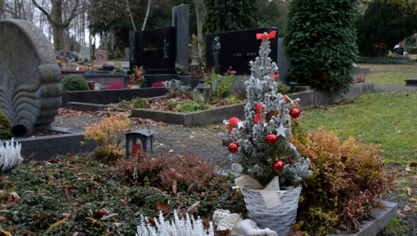 Czy na nagrobku powinno kłaść się na święta choinkę?